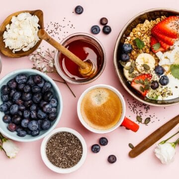 Healthy breakfast set with coffee and granola Mic dejun sănătos – 3 recomandări pentru a începe ziua cu energie