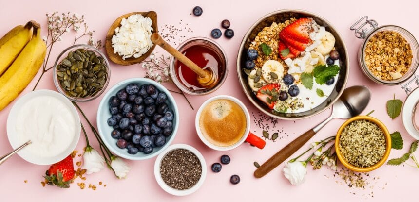 Healthy breakfast set with coffee and granola Mic dejun sănătos – 3 recomandări pentru a începe ziua cu energie