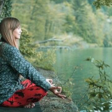 Meditația și practica mindfulness – tehnici care pot aduce multe beneficii pentru sănătatea noastră mentală și fizică
