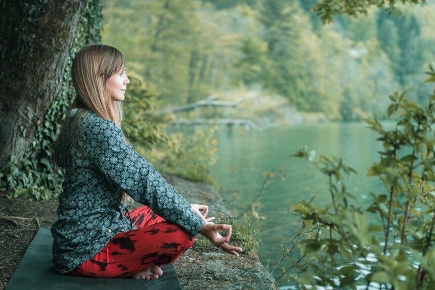 Meditația și practica mindfulness – tehnici care pot aduce multe beneficii pentru sănătatea noastră mentală și fizică