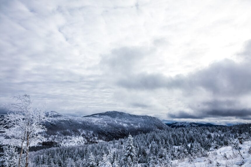 Winter Landscape from Top of Mountain in Canada, Quebec TOP 5 destinații pentru vacanța de iarnă 2023/2024