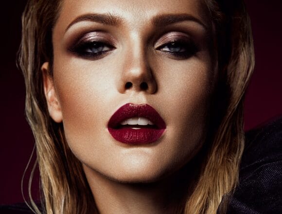 Close-up portrait of beautiful woman with bright make-up Tehnici de machiaj: Ghid pentru începători