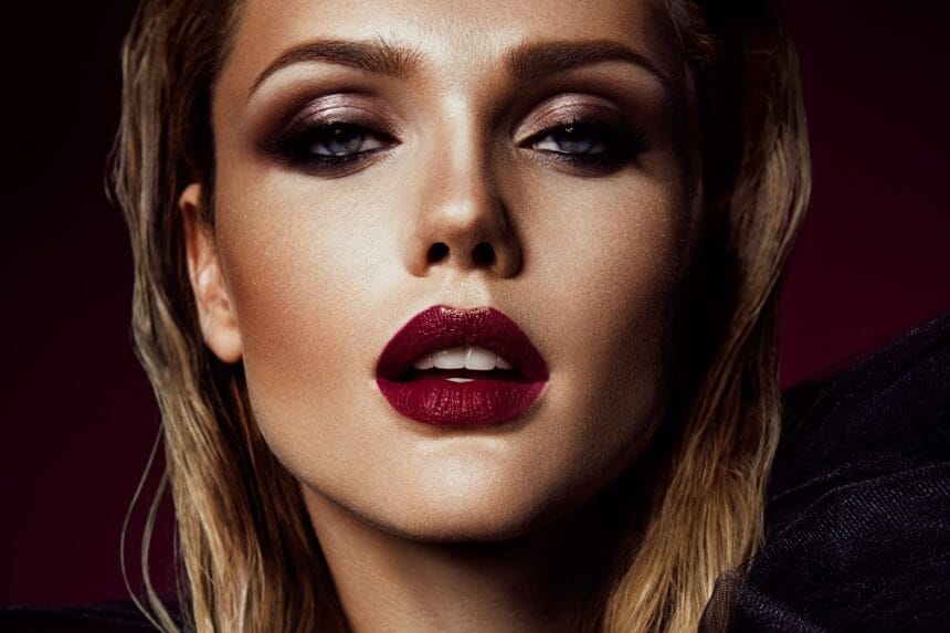 Close-up portrait of beautiful woman with bright make-up Tehnici de machiaj: Ghid pentru începători