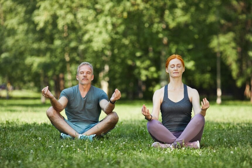 Concentrated on mind during meditation Ghid pentru începători – mindfulness și meditație