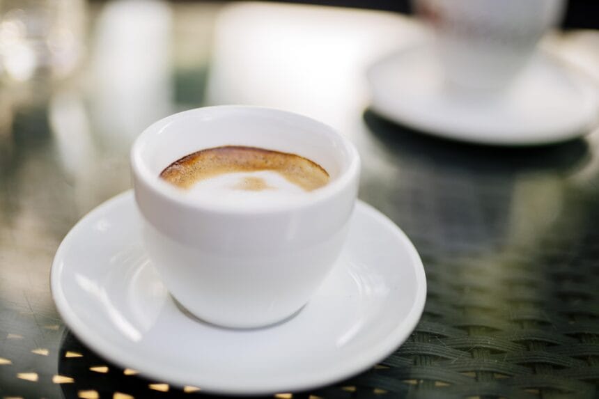 espresso-on-table-outdoors-2021-08-28-20-01-40-utc_resized Abonamentele pentru cafea la birou: un plus de confort și energie