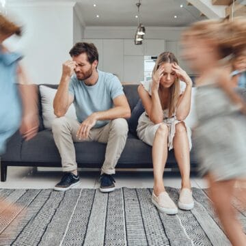 Burnout parental: ce este, cauze, simptome și soluții