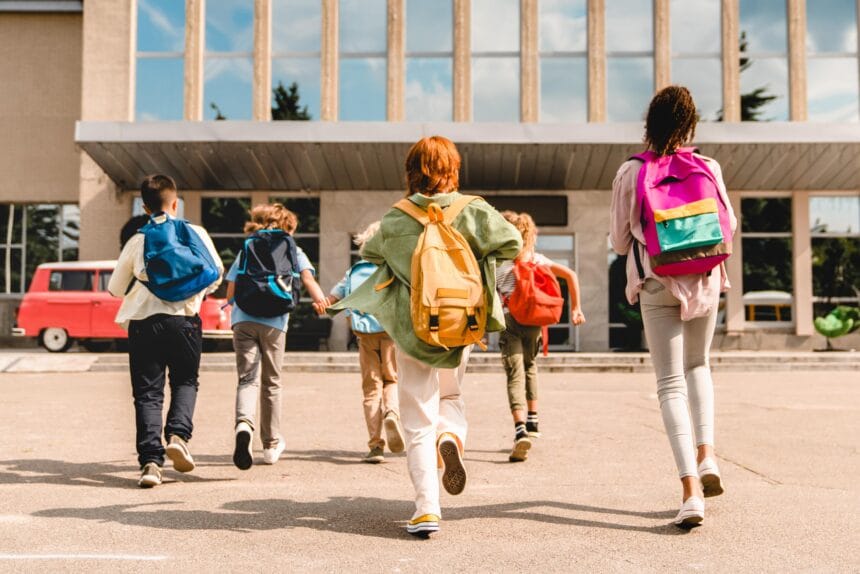 little-kids-schoolchildren-pupils-students-running-2022-01-18-23-35-10-utc_resized Sfaturi pentru părinți la început de an Școlar
