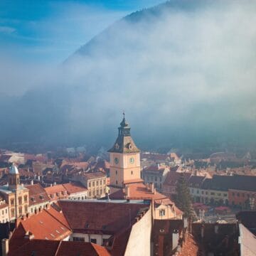 view-of-brasov-romania-mountains-and-fog-beauti-2023-01-16-21-44-56-utc_resized Brașov – Cel mai vizitat oras al Romaniei | Scurt istoric Și Ce să vizitezi