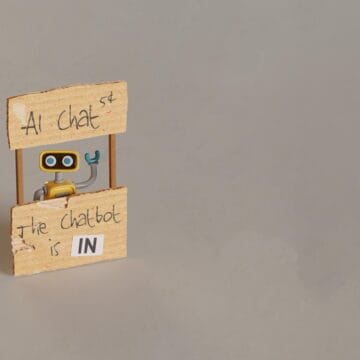 yellow-toy-robot-manning-ai-chat-stand-2023-04-21-21-37-23-utc_resized Bard, ChatGPT și alte sisteme AI: Ce avantaje și dezavantaje au?