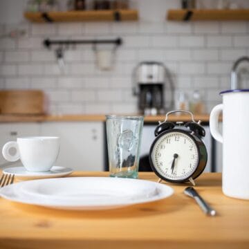 intermittent-fasting-concept-alarm-clock-on-kitche-2022-08-18-15-00-58-utc_resized Postul intermitent: un stil de viață care îți schimbă viața