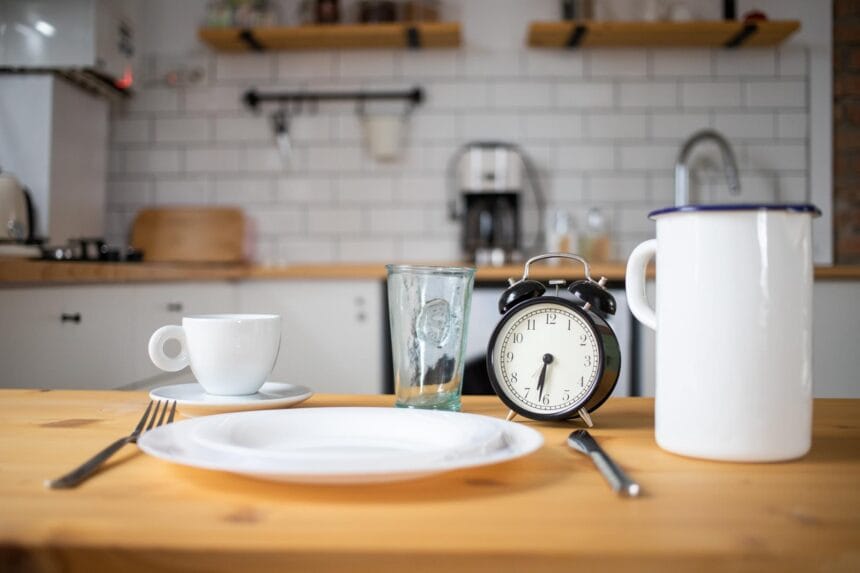 intermittent-fasting-concept-alarm-clock-on-kitche-2022-08-18-15-00-58-utc_resized Postul intermitent: un stil de viață care îți schimbă viața