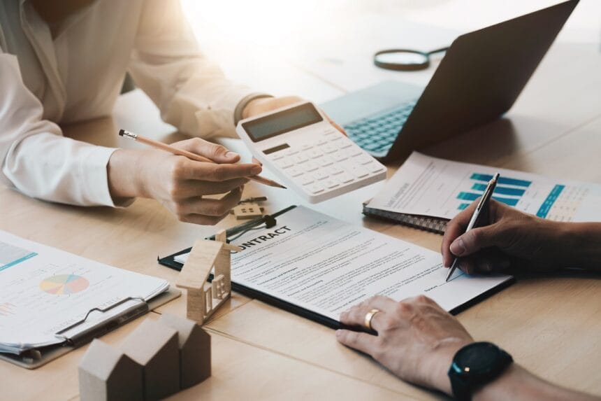 legal consultants, notary or justice lawyer discussing contract document on desk with client customer in courtroom office, business, justice law, insurance, legal service, buy and sell house concept. Rolul notarului în tranzacțiile imobiliare