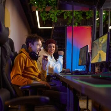 two-young-gamers-play-in-game-club-2022-02-01-22-36-17-utc_resized Bucharest Gaming Week 2023: Epicentrul Culturii Gaming din România