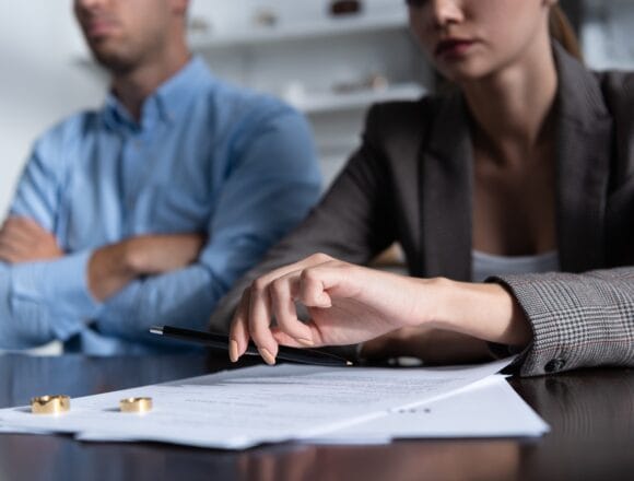 partial view of couple at table with divorce documents Divorț amiabil vs. divorț în instanță: Care este cea mai bună opțiune?