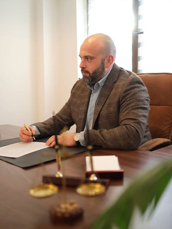Avocatul Cosmin Lupu analizând documentele unui dosar în biroul din Focșani