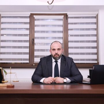 Avocat Lupu Alexandru Cosmin în biroul cabinetului din Focșani