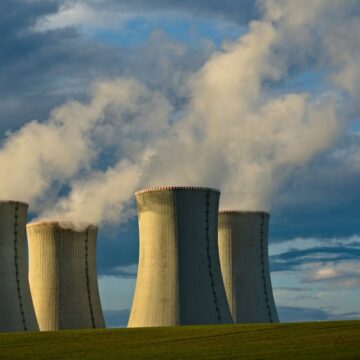 Turnuri de răcire ale unei centrale nucleare sub cer albastru