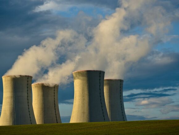 centrala-cernavoda Turnuri de răcire ale unei centrale nucleare sub cer albastru