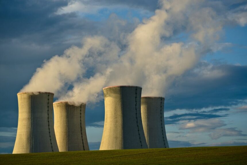 centrala-cernavoda Turnuri de răcire ale unei centrale nucleare sub cer albastru