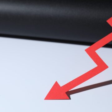 Grafic cu trend descendent, ilustrând prognoza FMI de recesiune pentru România în 2026