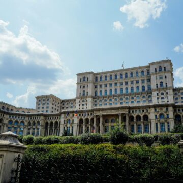 Palatul Parlamentului din București, unde se votează învestitura Guvernului Niculescu