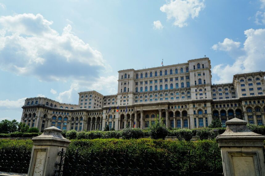 Palatul Parlamentului din București, unde se votează învestitura Guvernului Niculescu Palatul Parlamentului din București, unde se votează învestitura Guvernului Niculescu