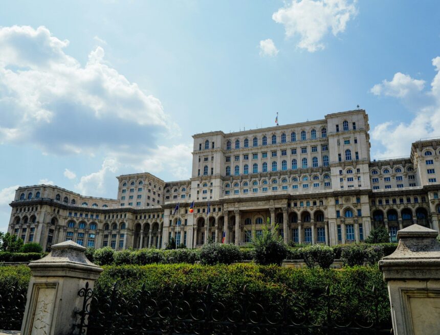 Palatul Parlamentului din București, unde se votează învestitura Guvernului Niculescu Palatul Parlamentului din București, unde se votează învestitura Guvernului Niculescu