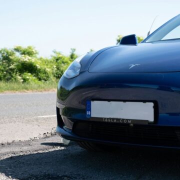 tesla-roadster-2026 Partea din față a unui automobil Tesla albastru, imagine ilustrativă