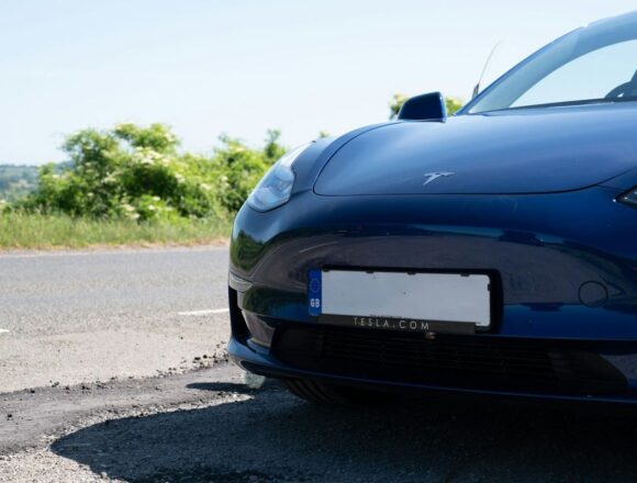 tesla-roadster-2026 Partea din față a unui automobil Tesla albastru, imagine ilustrativă