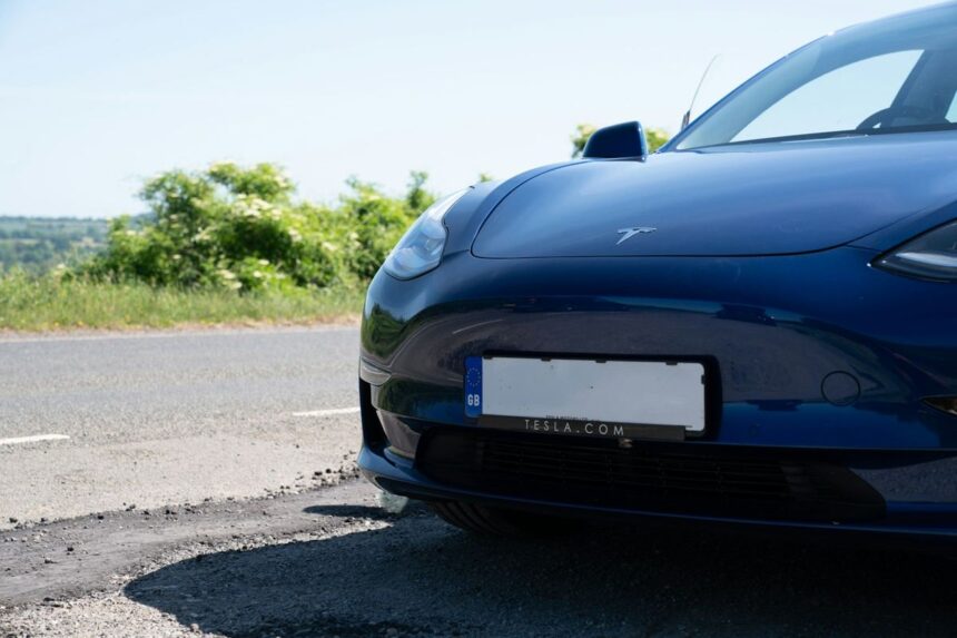 tesla-roadster-2026 Partea din față a unui automobil Tesla albastru, imagine ilustrativă