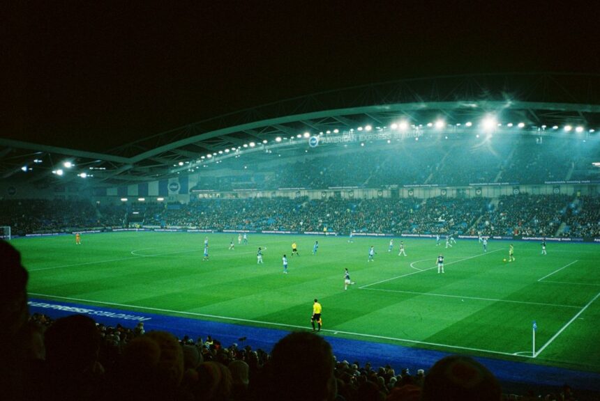 universitatea-craiova-getafe-conference-league Stadion de fotbal iluminat noaptea în timpul unui meci european