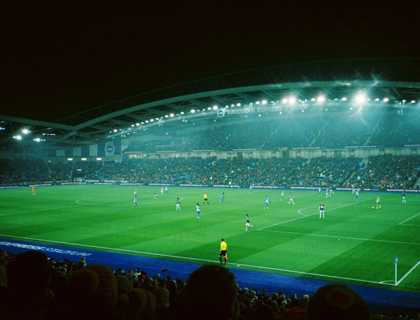 universitatea-craiova-getafe-conference-league Stadion de fotbal iluminat noaptea în timpul unui meci european